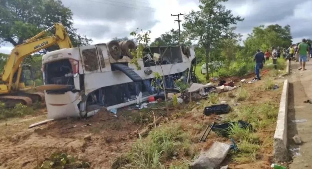 Ônibus tomba e deixa ao menos sete mortos e vários feridos