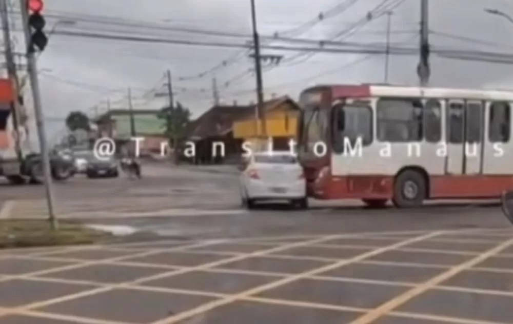 Grave colisão entre ônibus e carro na Max Teixeira, em Manaus; veja vídeo