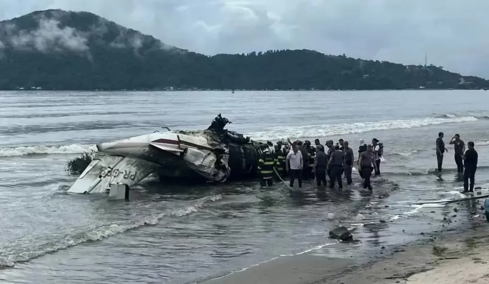 URGENTE: Avião de pequeno porte cai e explode em praia de Ubatuba