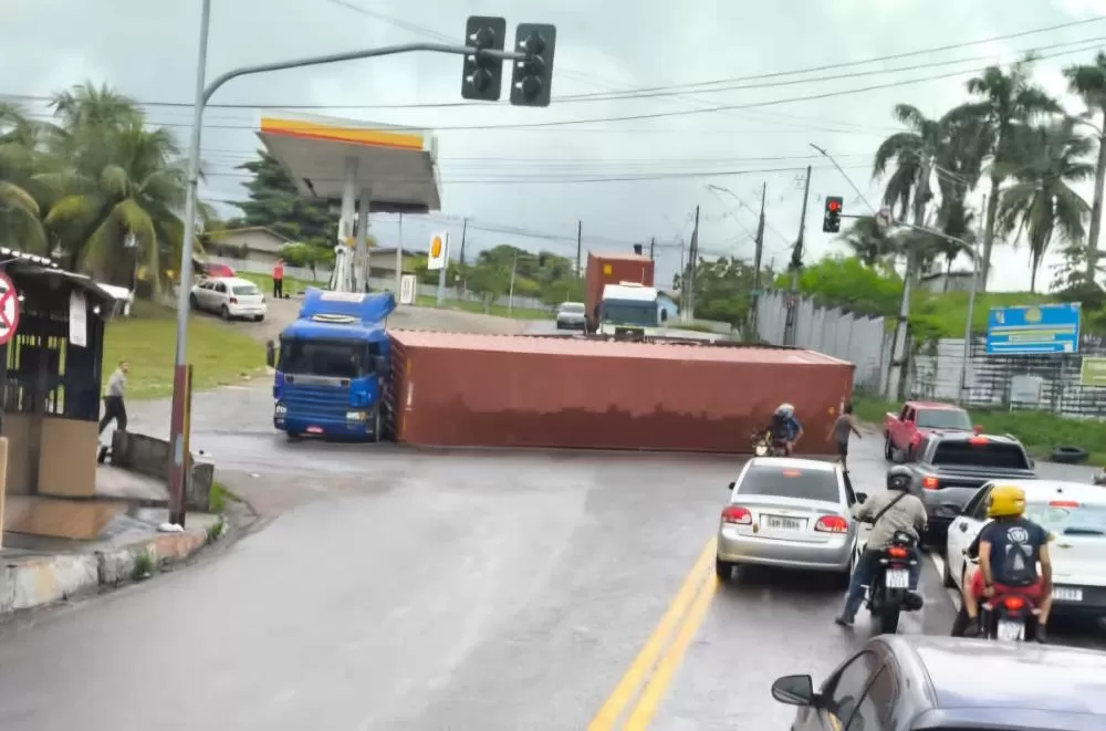 Container tomba na avenida Desembargador Felismino no Porto Chibatão