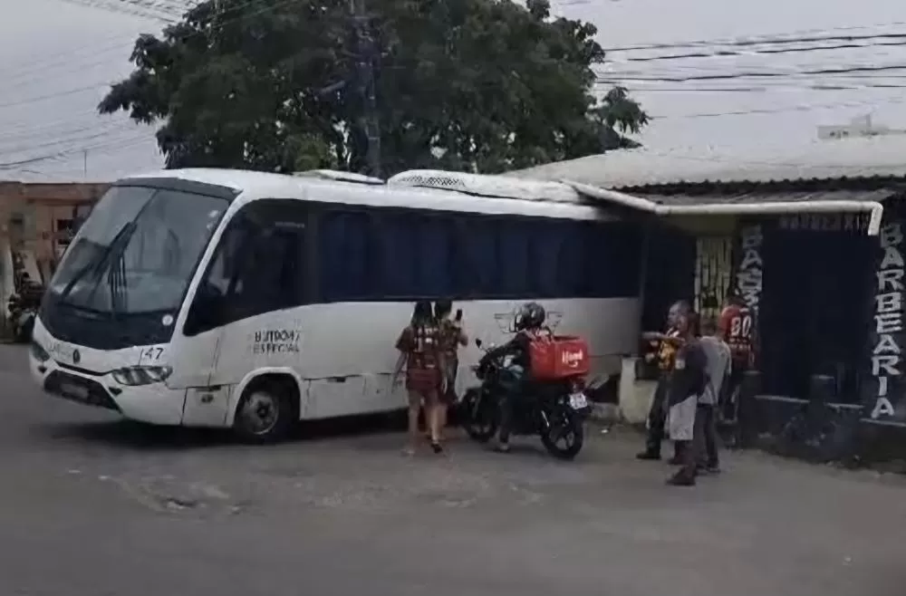 Micro-ônibus invade Salão de Beleza após não conseguir subir ladeira em Manaus; veja vídeo