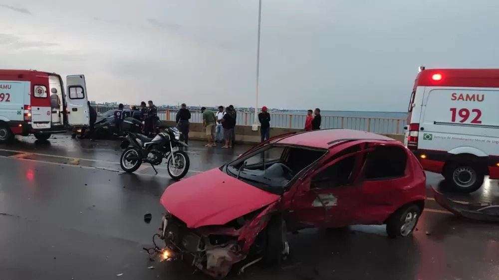 Grave acidente entre dois carros deixa homem preso às ferragens na Ponte Rio Negro