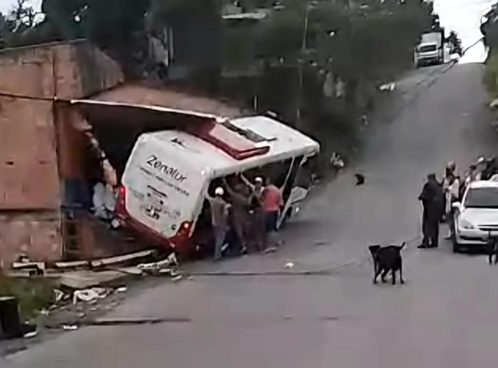 Ônibus não consegue subir ladeira, volta de ré e colide com residência em Manaus