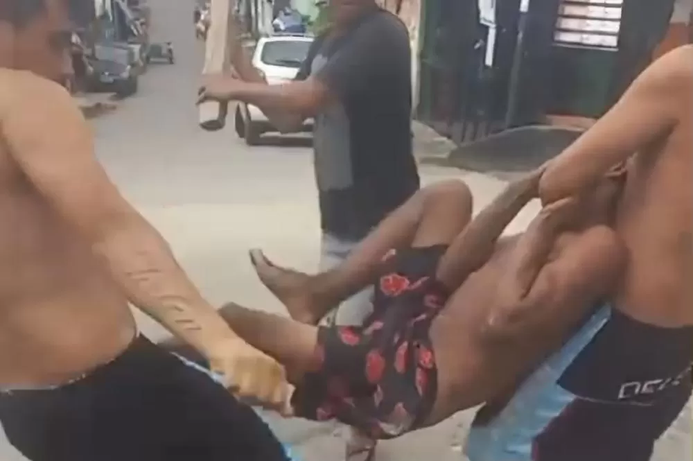 Homem é pego furtando e recebe castigo de populares, em Manaus 