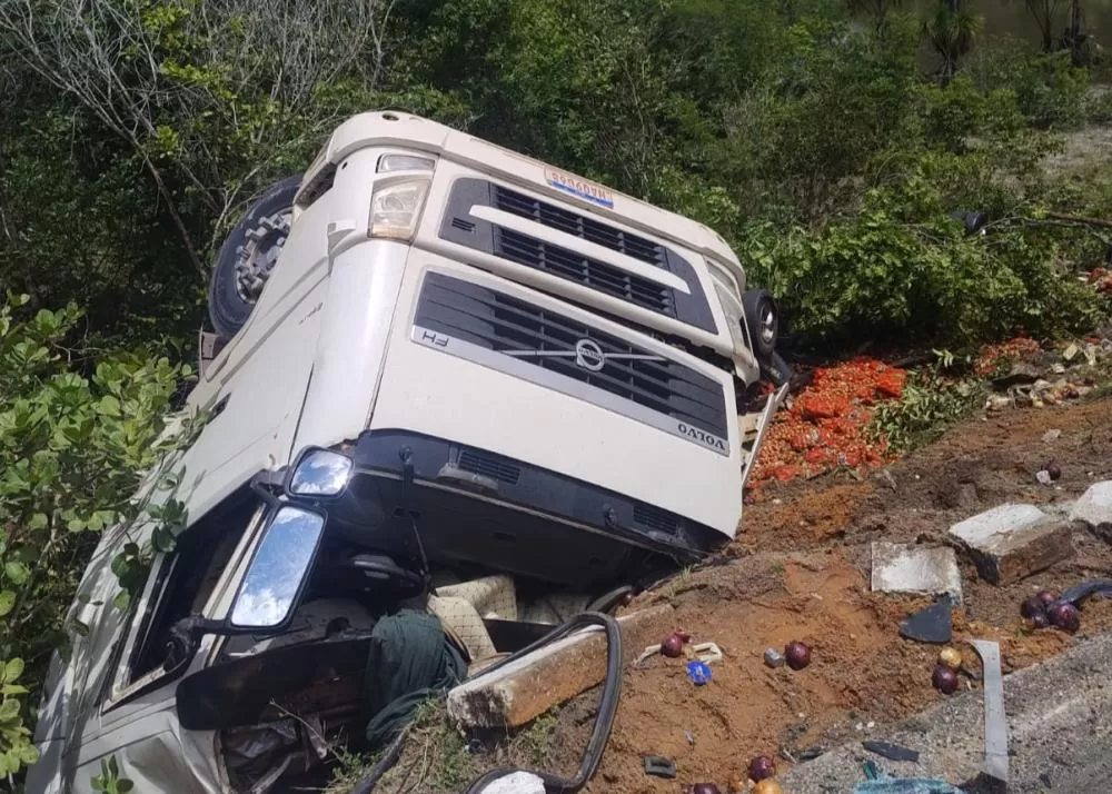 URGENTE: Caminhão com cebolas tomba na BR-174