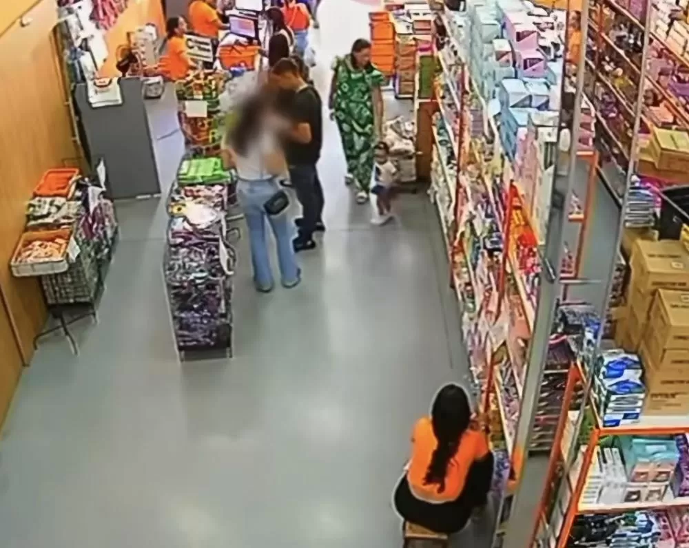 Jovem tem queimaduras após celular explodir no bolso de sua calça; vídeo