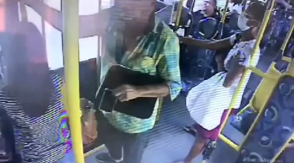 Homem furta celular da bolsa de mulher dentro de ônibus; veja vídeo