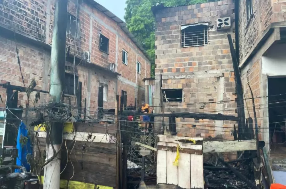 Mãe e filho morrem durante incêndio que destruiu sete casas em Manaus; imagens fortes