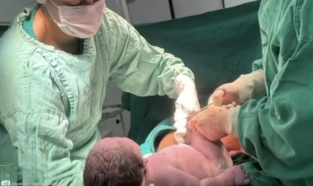 Bebê nasce com 6,266 kg e quebra recorde de maior peso registrado na história de hospital de Minas Gerais