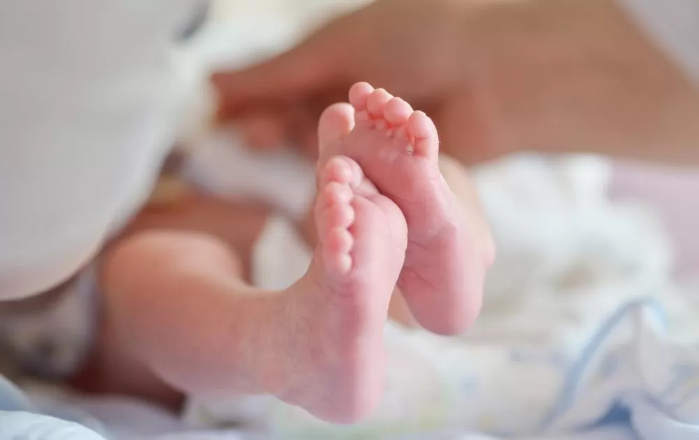 Mãe encontra bebê de oito meses morto no berço na madrugada em Manaus