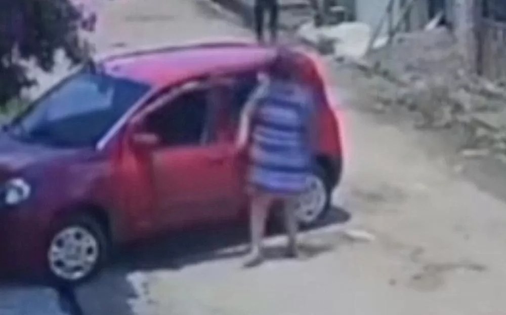 Mulher é arrastada ao tentar impedir roubo de carro em Manaus; veja vídeo