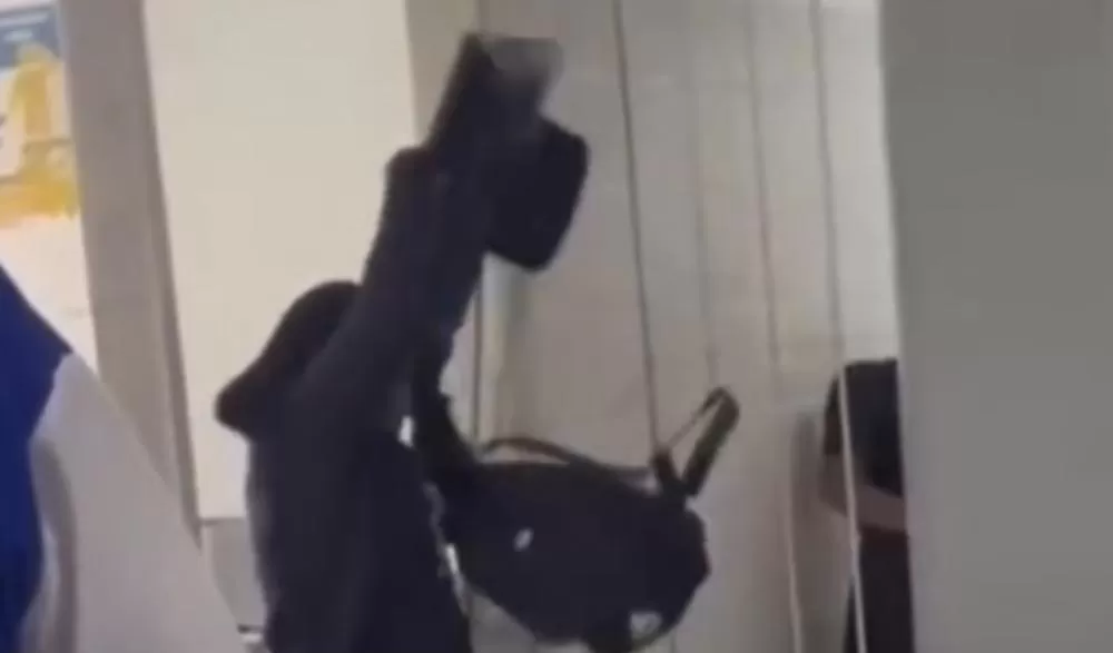 Mulher quebra tudo em UBS após falha em marcação de exames; veja vídeo