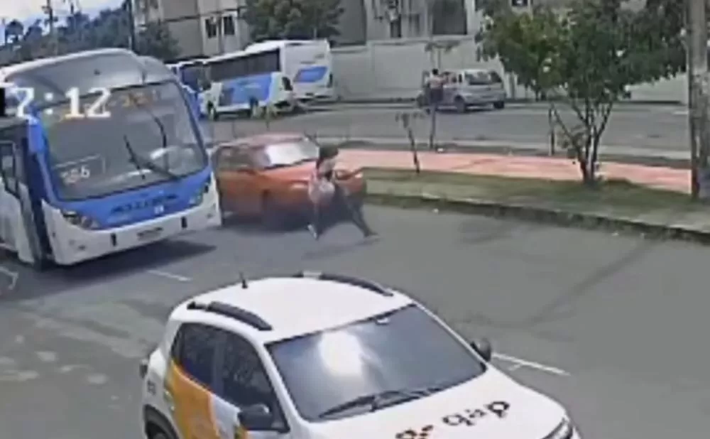 Estudante é atropelada ao atravessar avenida sem olhar; veja vídeo