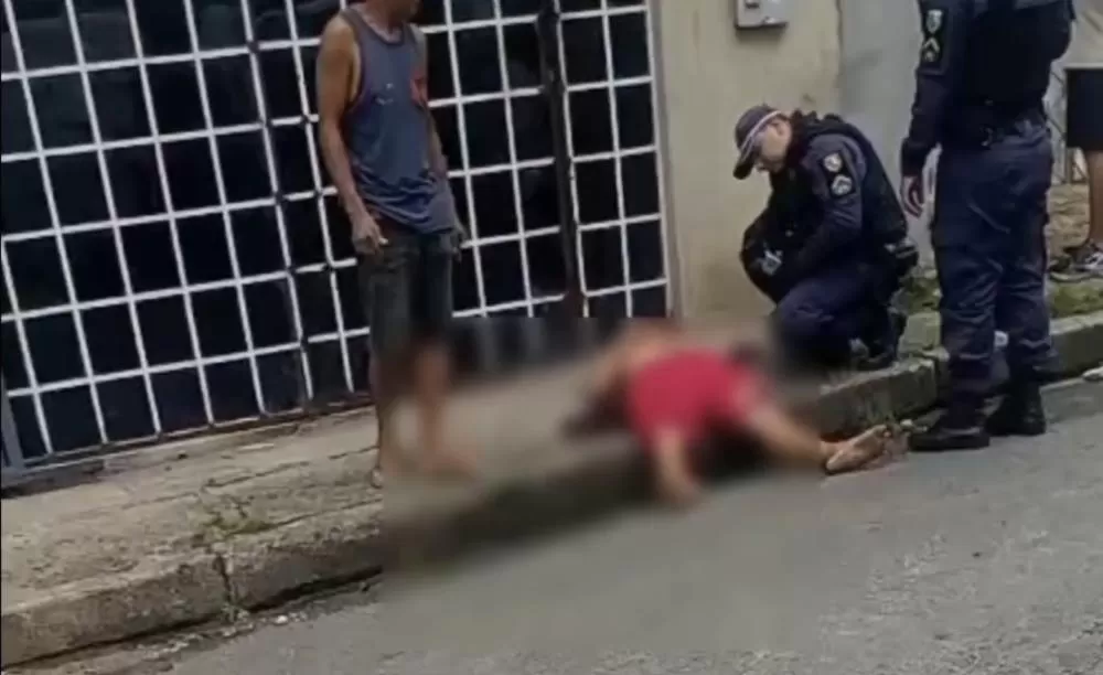 Homem é atingido por vários disparos de arma de fogo em Manaus; veja vídeo