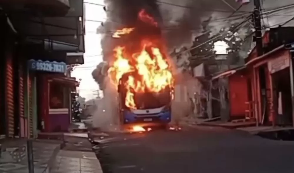 Incêndio de grandes proporções em ônibus de rota do Distrito, em Manaus 