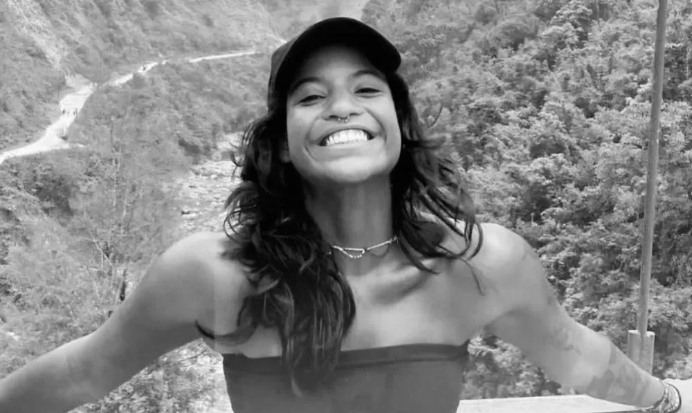 Brasileira que caiu em penhasco na Indonésia é encontrada morta