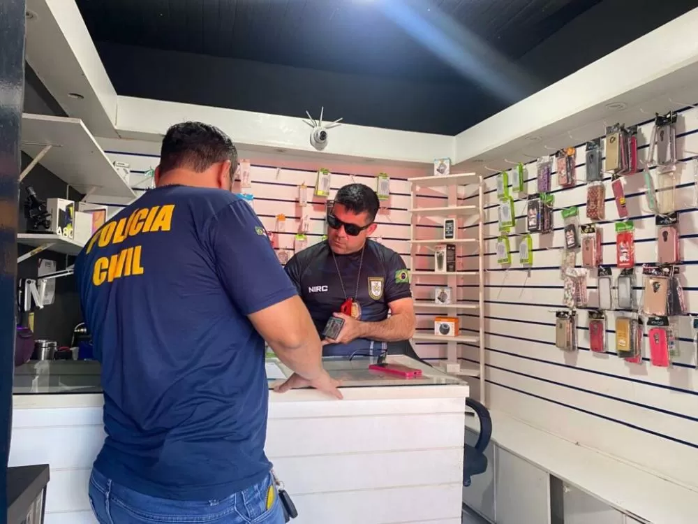 Dono de assistência técnica é preso por estar com celular roubado, em Manaus