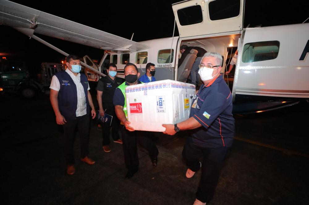 Wilson Lima monitora a chegada de 76 mil vacinas contra a Covid-19