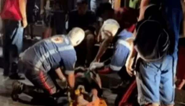 Motociclista invade calçada e deixa mulher e criança feridas, em Manaus