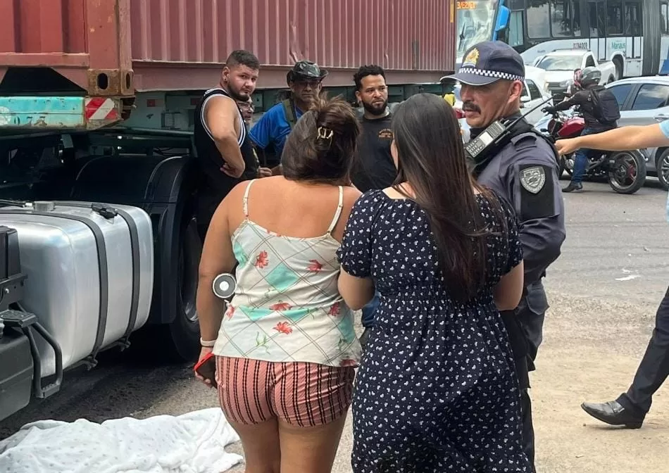 Motociclista morre em colisão com carreta no Monte das Oliveiras