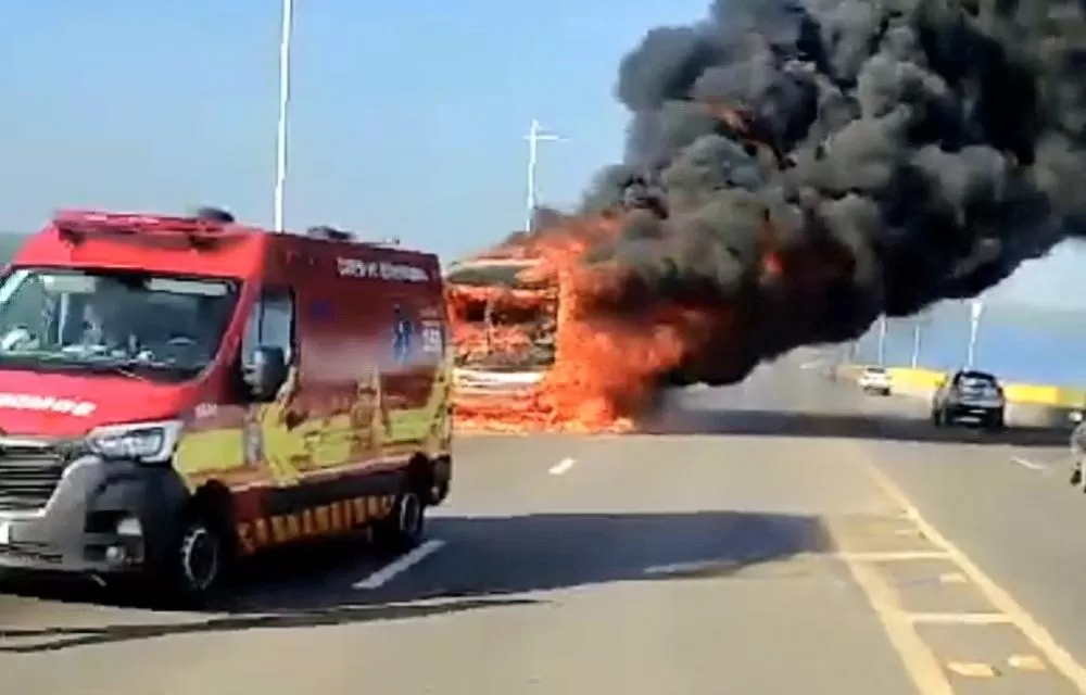 Ônibus de transporte especial pega fogo na ponte Rio Negro, em Manaus