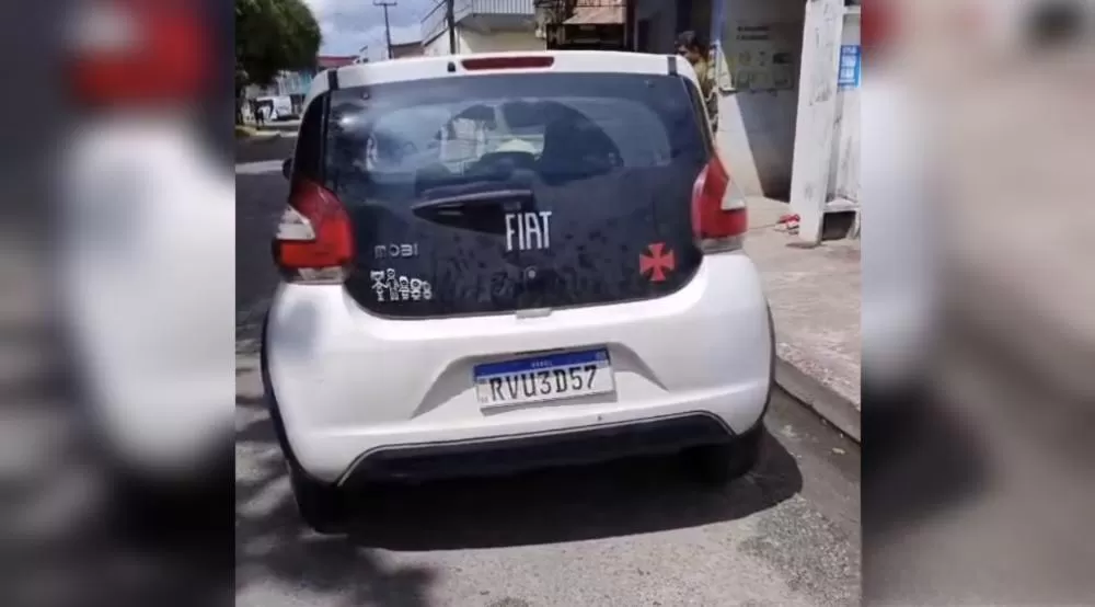 Carro modelo Fiat Mobi é abandonado na avenida do Igarapé do Passarinho, em Manaus