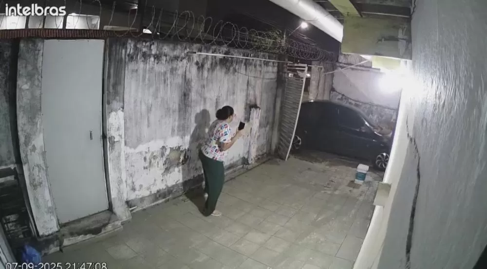 Família tem carro roubado durante assalto em residência; veja vídeo