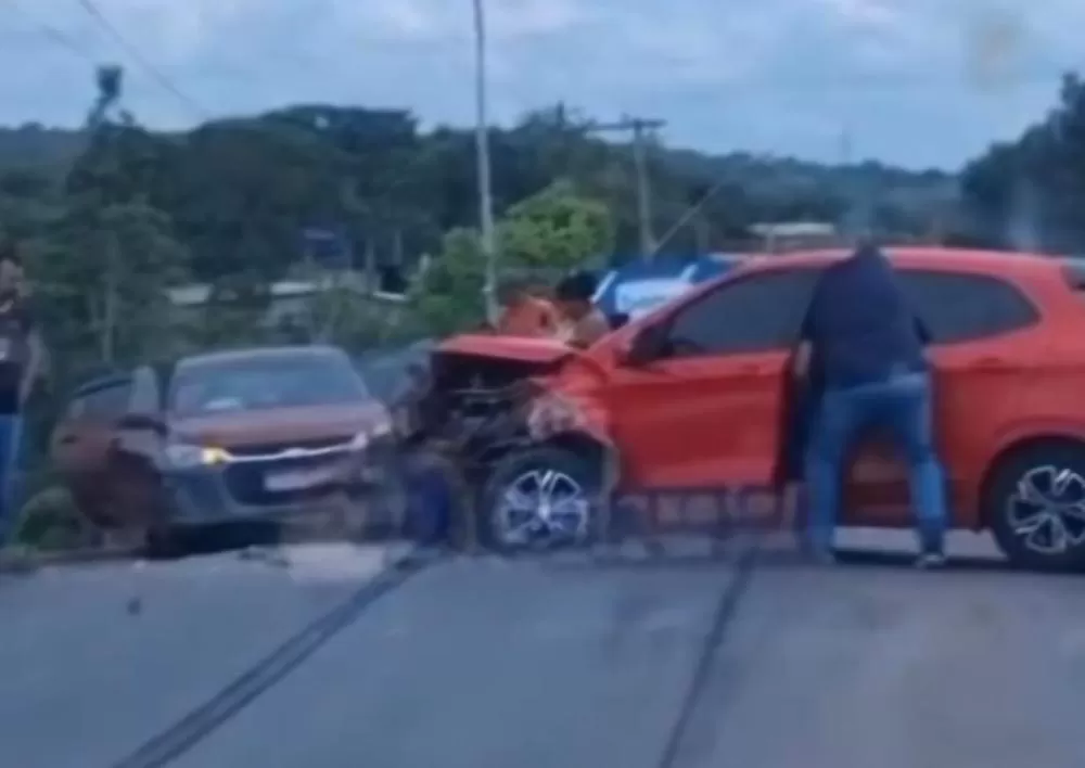 Grave acidente na AM-010 deixa duas pessoas feridas; veja vídeo