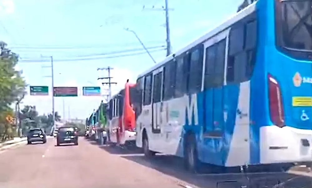 Urgente: Rodoviários fazem paralisação na Avenida Brasil, próximo à sede do Governo