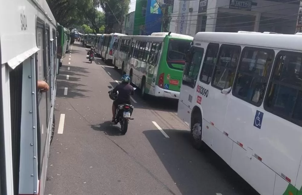 Greve ainda persiste e população sofre com a falta de ônibus
