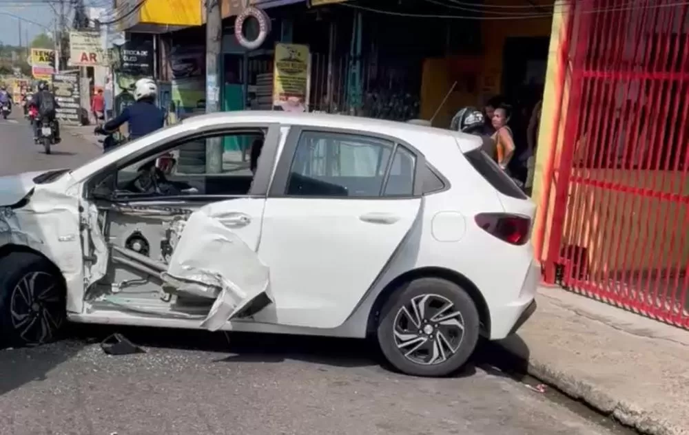 Cosme Ferreira fica parada após acidente entre carro e ônibus