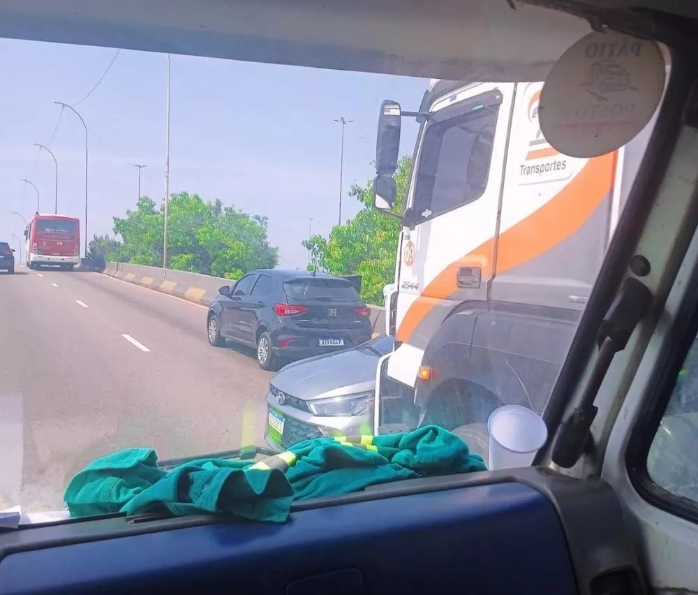 Urgente: acidente entre carro e caminhão na Torquato Tapajós