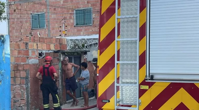 Morador perde residência após incêndio de grandes proporções no Coroado