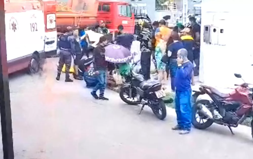 Motoqueiro fica gravemente ferido após acidente com caçamba