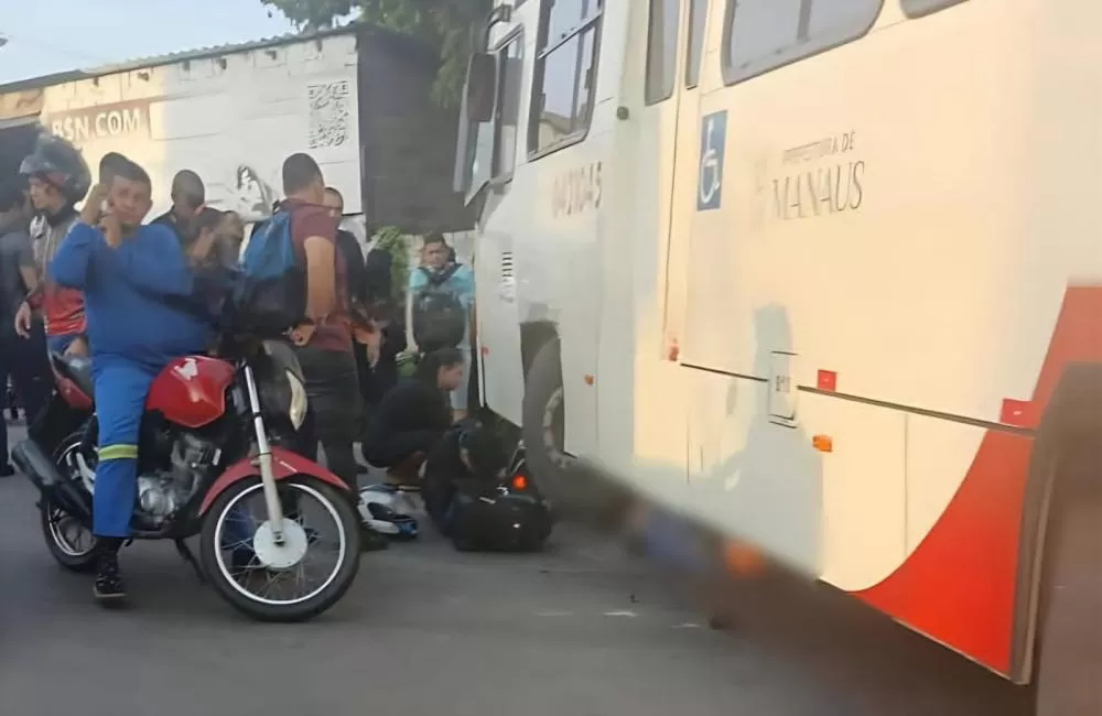 Motociclista fica gravemente ferido após acidente com ônibus