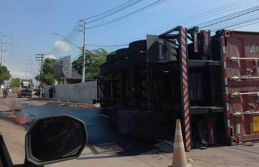 Contêiner tomba e complica trânsito no Distrito