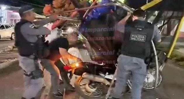 Motociclista bêbado bate em pula-pula e deixa bebê e mãe feridos