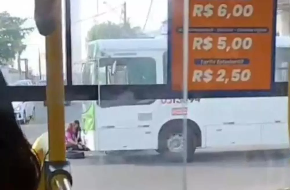Motociclista fica ferido após acidente com ônibus na avenida Laguna