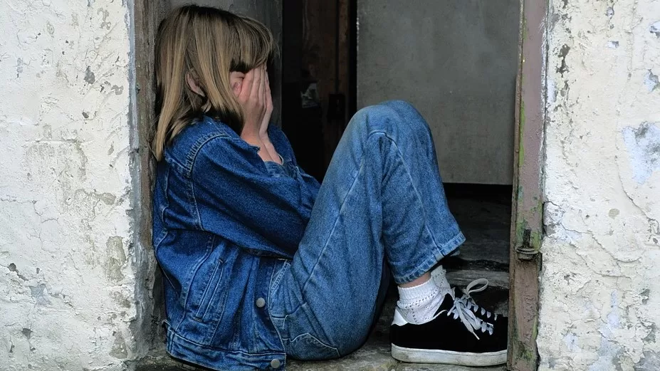 Funcionário de energia elétrica tenta beijar menina de 13 anos enquanto media contador