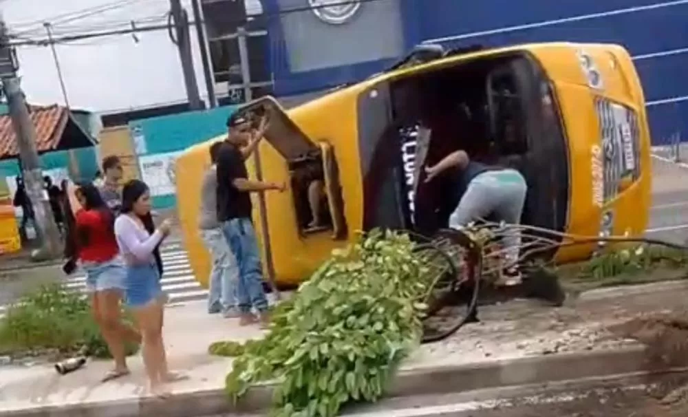Amarelinho tomba e deixa feridos na avenida Autaz Mirim; veja vídeo