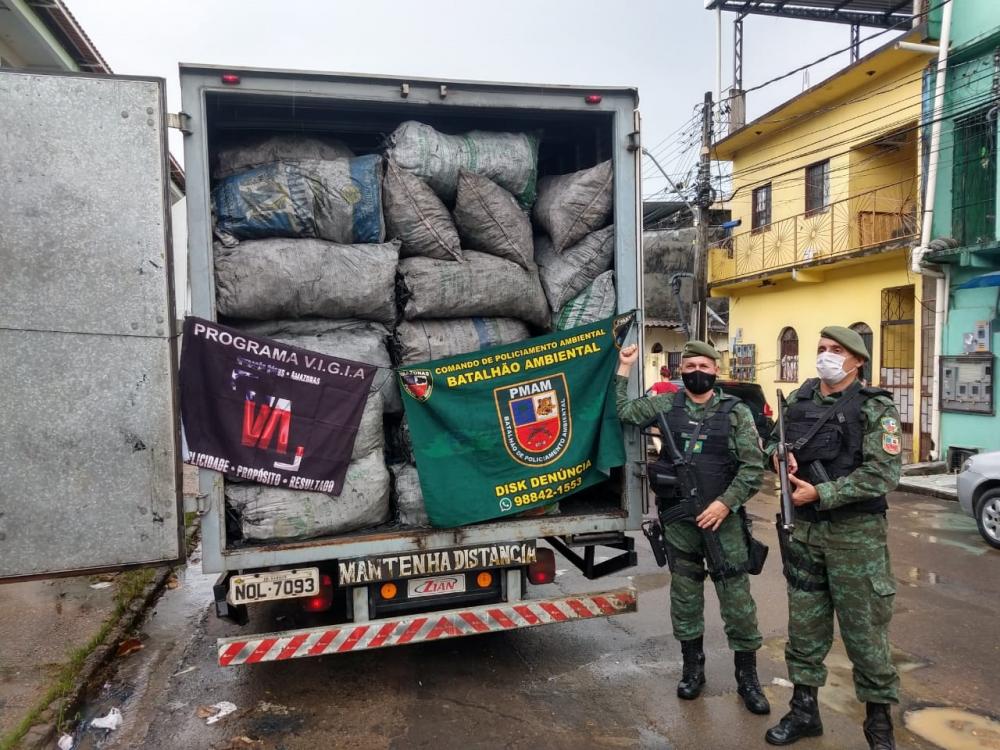PM prende carga de carvão irregular na rodovia AM-010