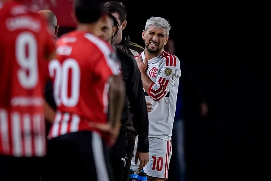 Desfalque: Flamengo emite nota e confirma lesão de Arrascaeta na clavícula