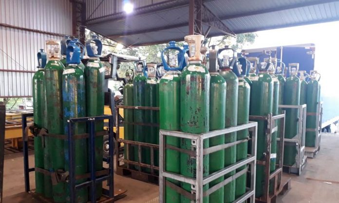 Cilindros de oxigênio são transportados para municípios do Ceará depois de explosão 