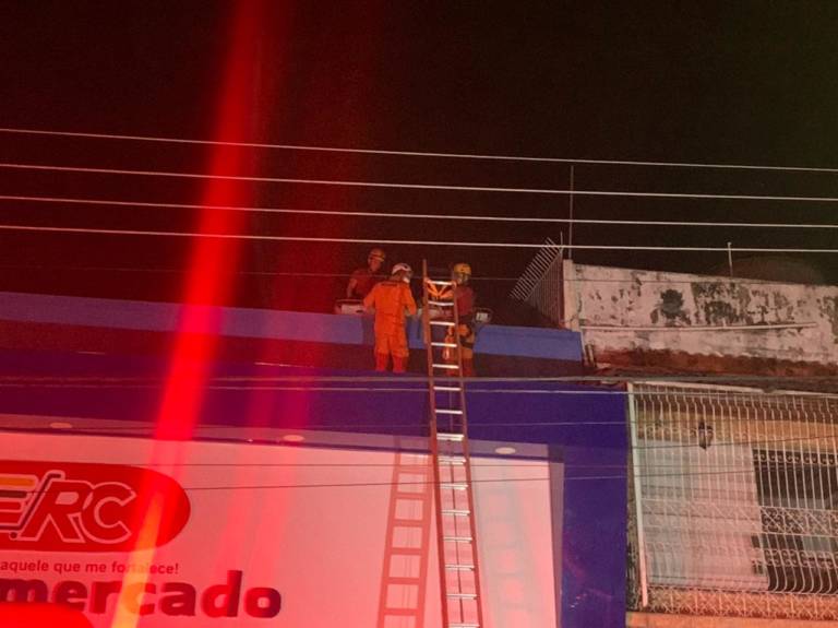 Homem de 32 anos é eletrocutado ao fazer manutenção de fiação elétrica em Manaus 