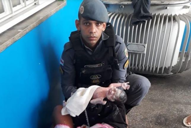 Policial socorre mulher grávida e faz parto de emergência em uma delegacia 