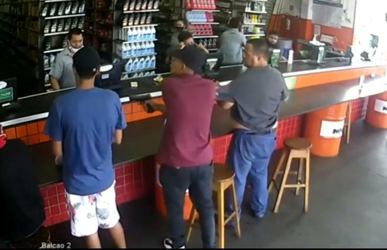 Vídeo exclusivo mostra ação dos assaltantes em uma loja de Manaus