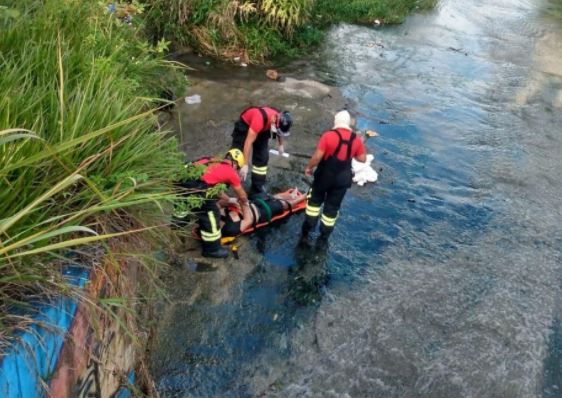 Motoqueiro morre após bater em carro e ser jogado no Igarapé do Passarinho