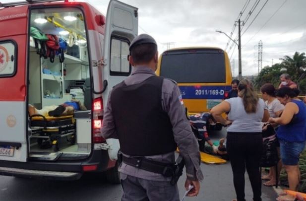 Motociclista fica gravemente ferido após ser atingido por um alternativo