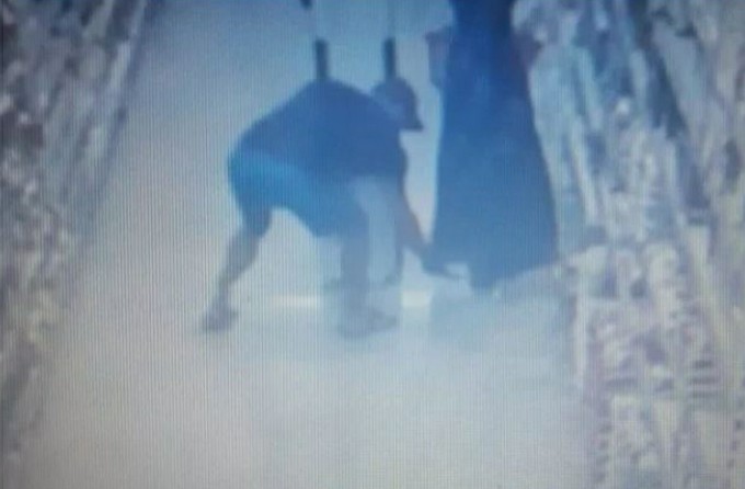 Em supermercado, homem é filmado fotografando debaixo de vestido de uma mulher  