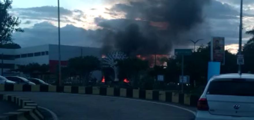 Bandidos ateiam fogo na Praça das Letras que foi recém-reformada